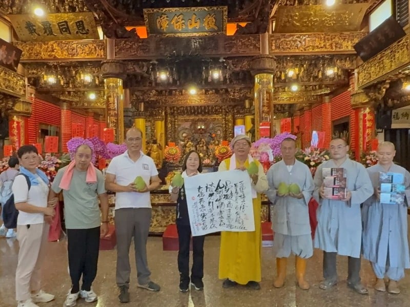 玉里協天宮關聖帝君聖誕 ! 茶山大師前往祝誕 致贈墨寶予董事長吳俞螢
